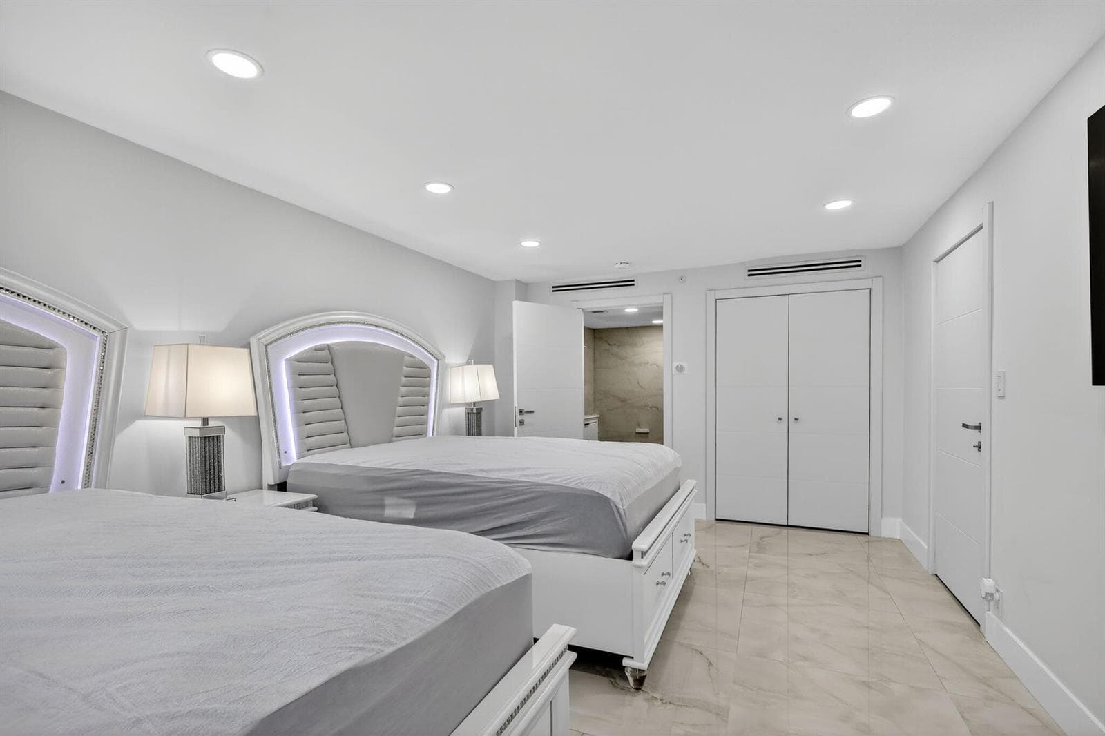 R11122020 — Miami Beach — 12