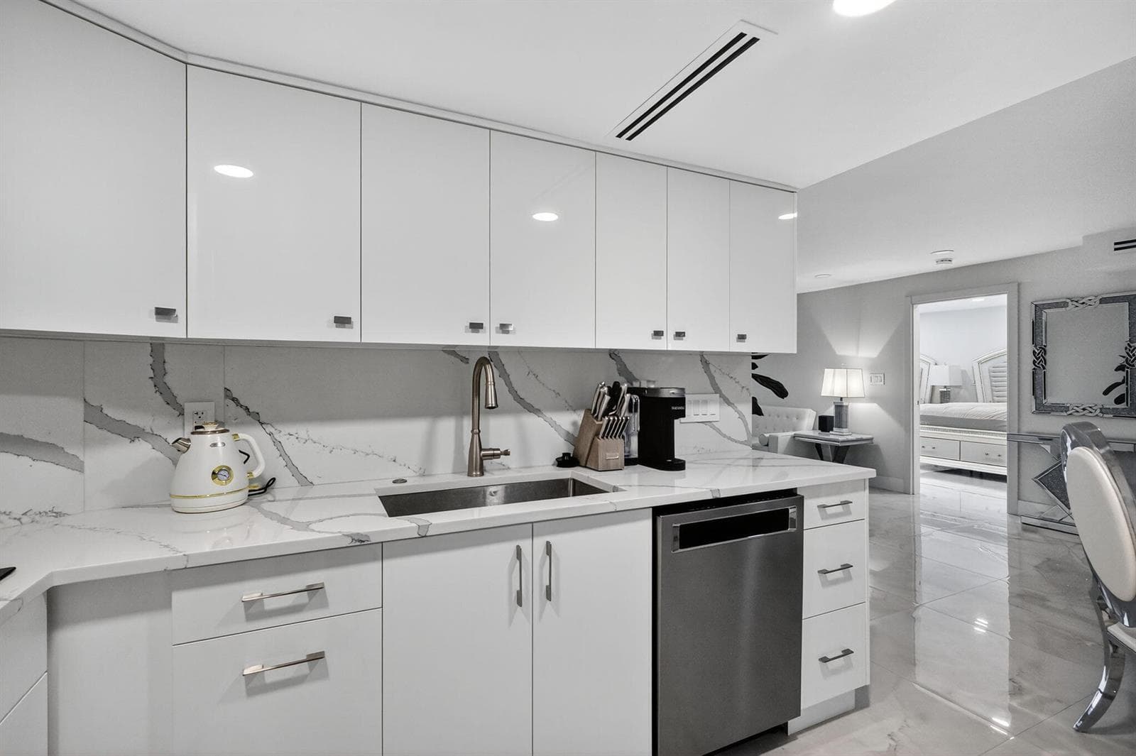 R11122020 — Miami Beach — 9