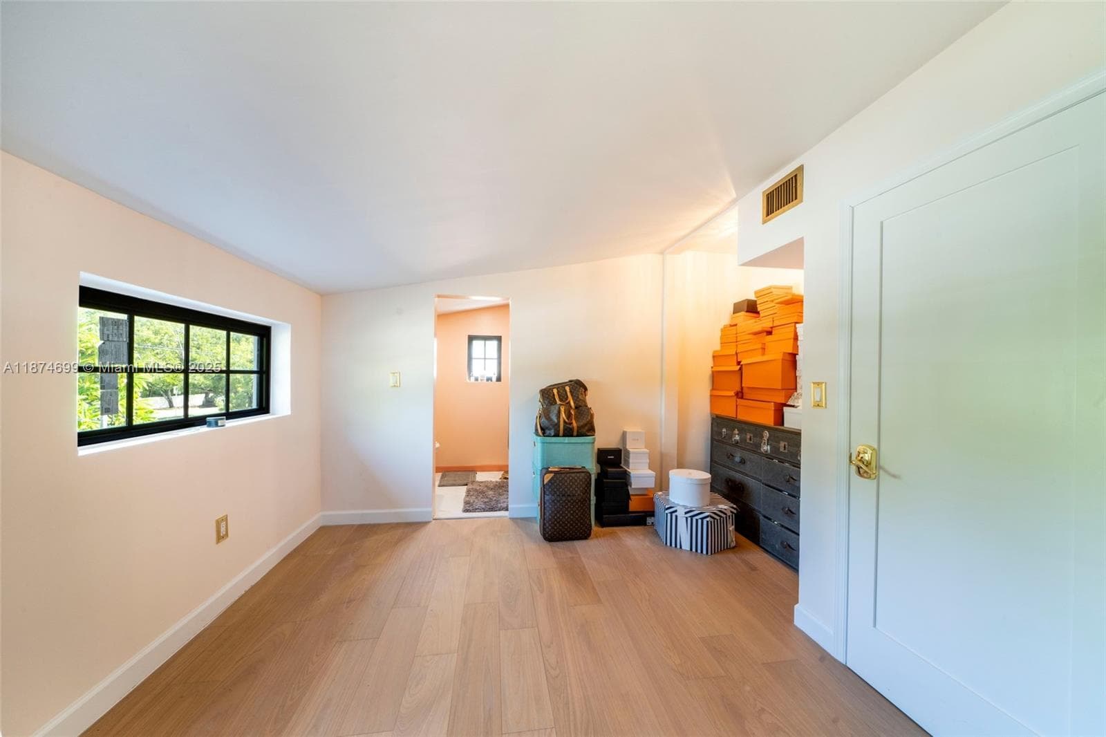 A11874699 — Miami Beach — 30