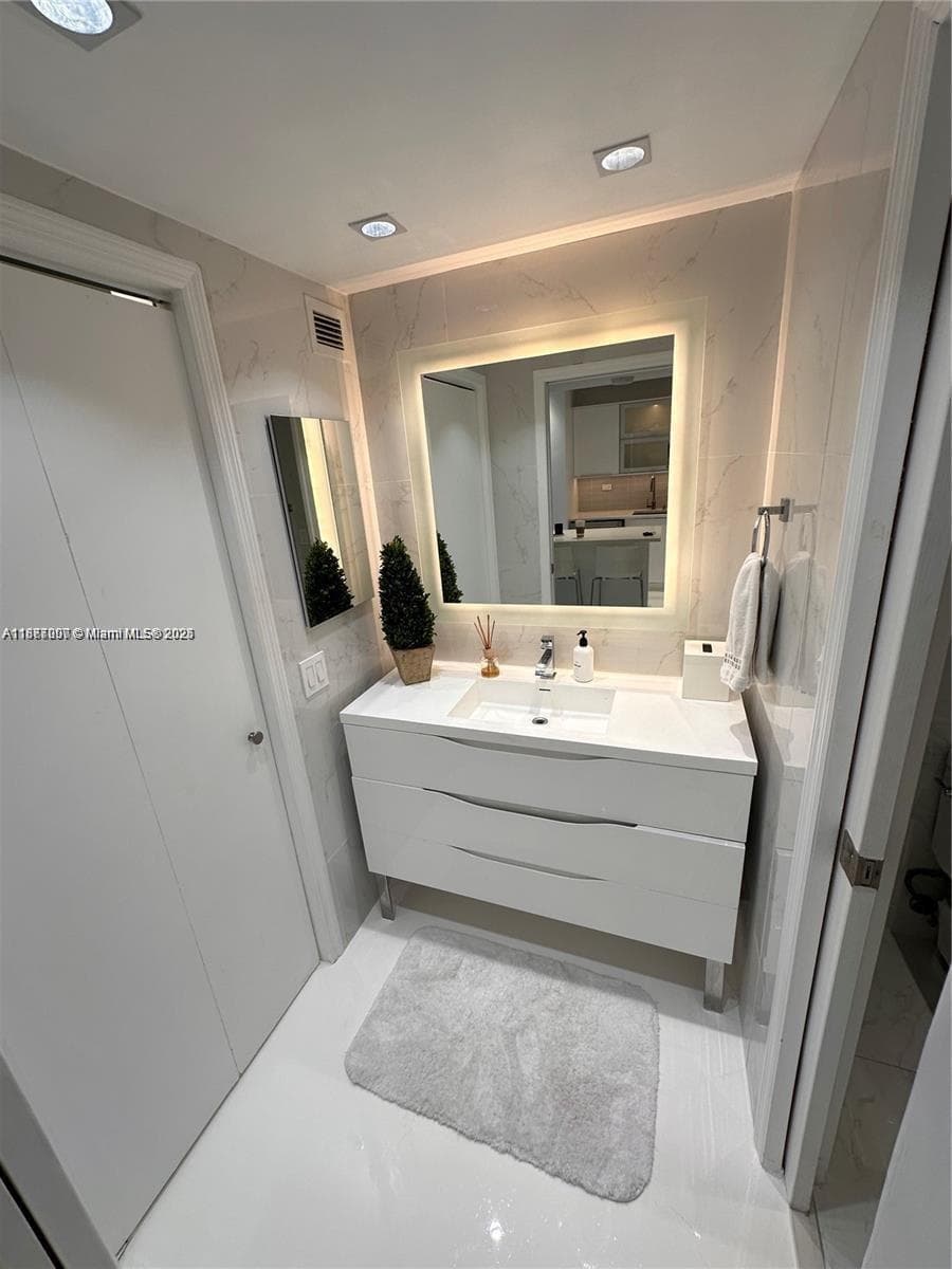 A11877000 — Miami Beach — 9