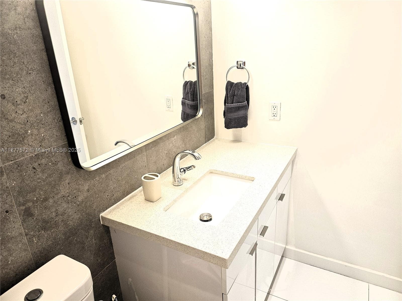 A11877572 — Miami Beach — 19