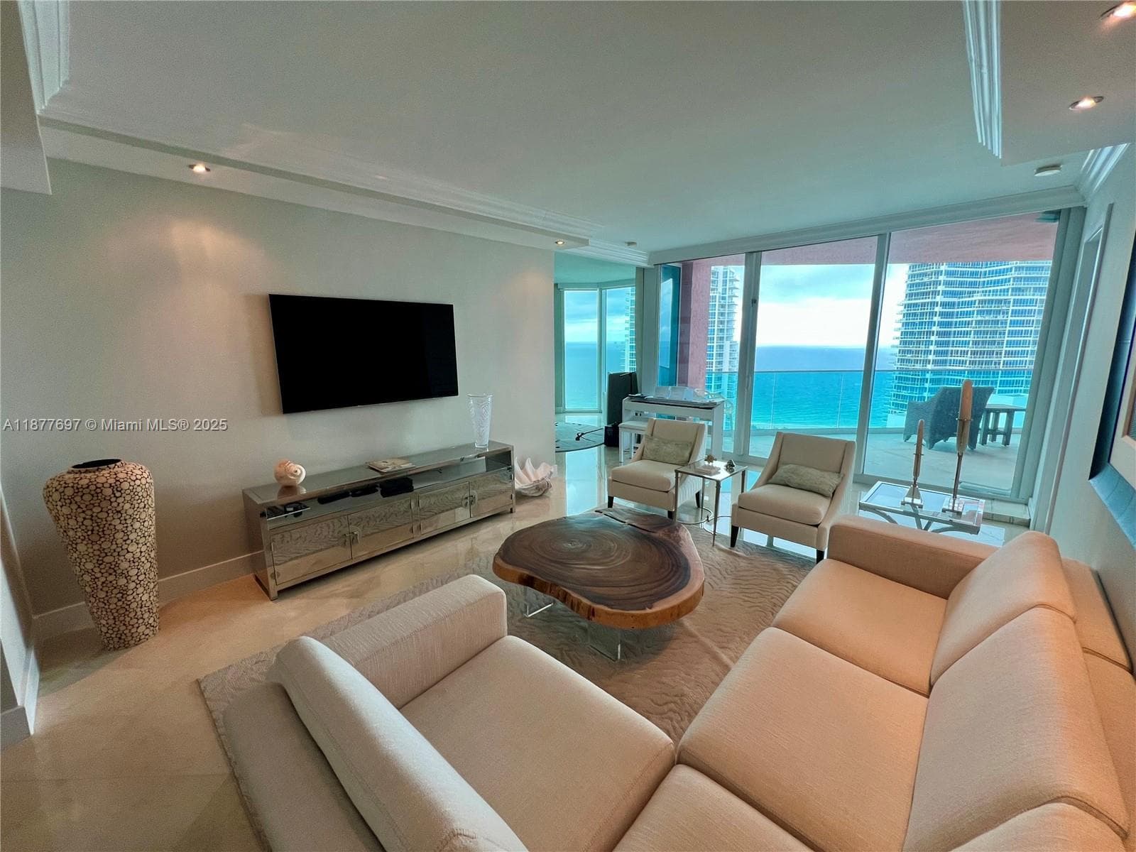 A11877697 — Miami Beach