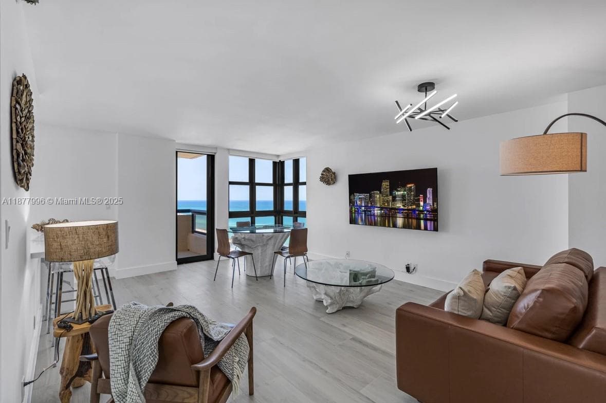 A11877996 — Miami Beach — 13