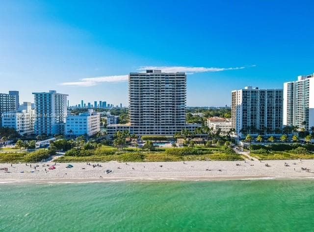 A11877996 — Miami Beach