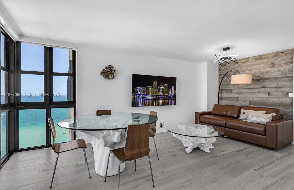 A11877996 — Miami Beach — 14