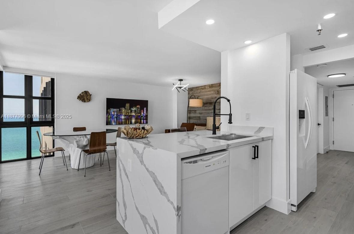 A11877996 — Miami Beach — 21