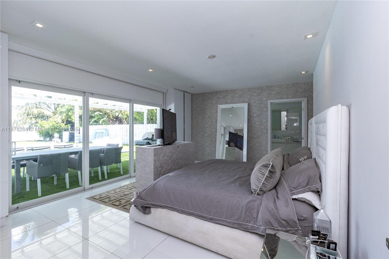 A11878264 — Miami Beach — 25