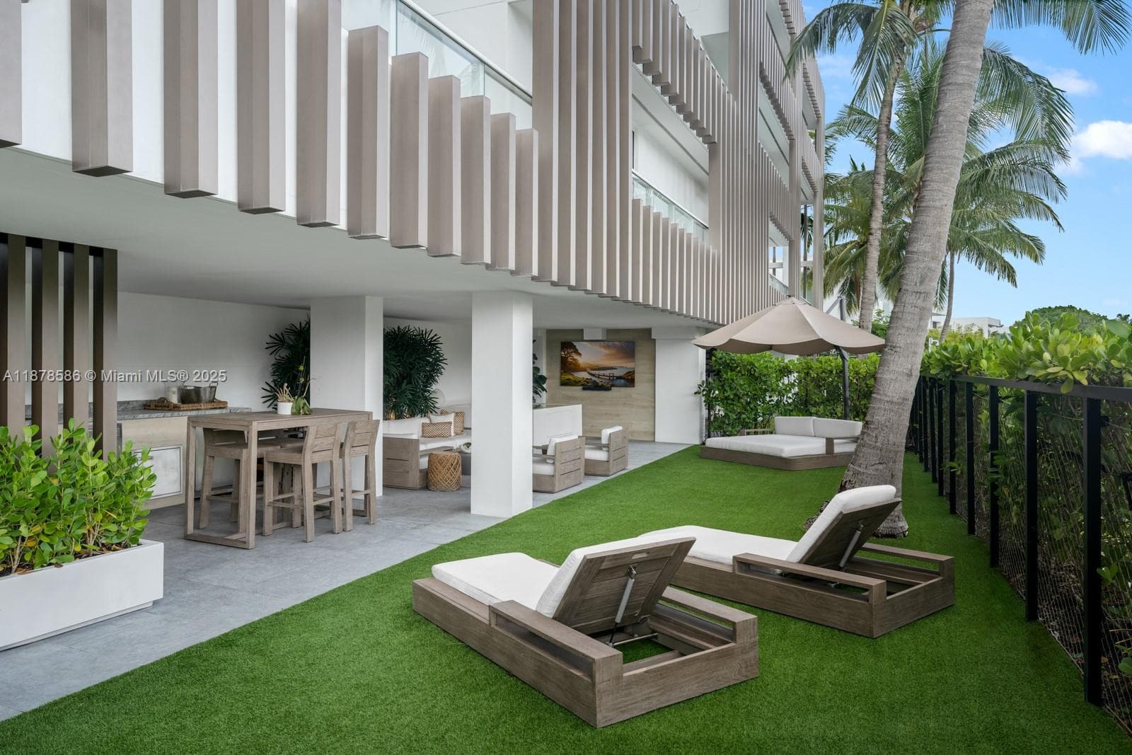 A11878586 — Miami Beach — 16