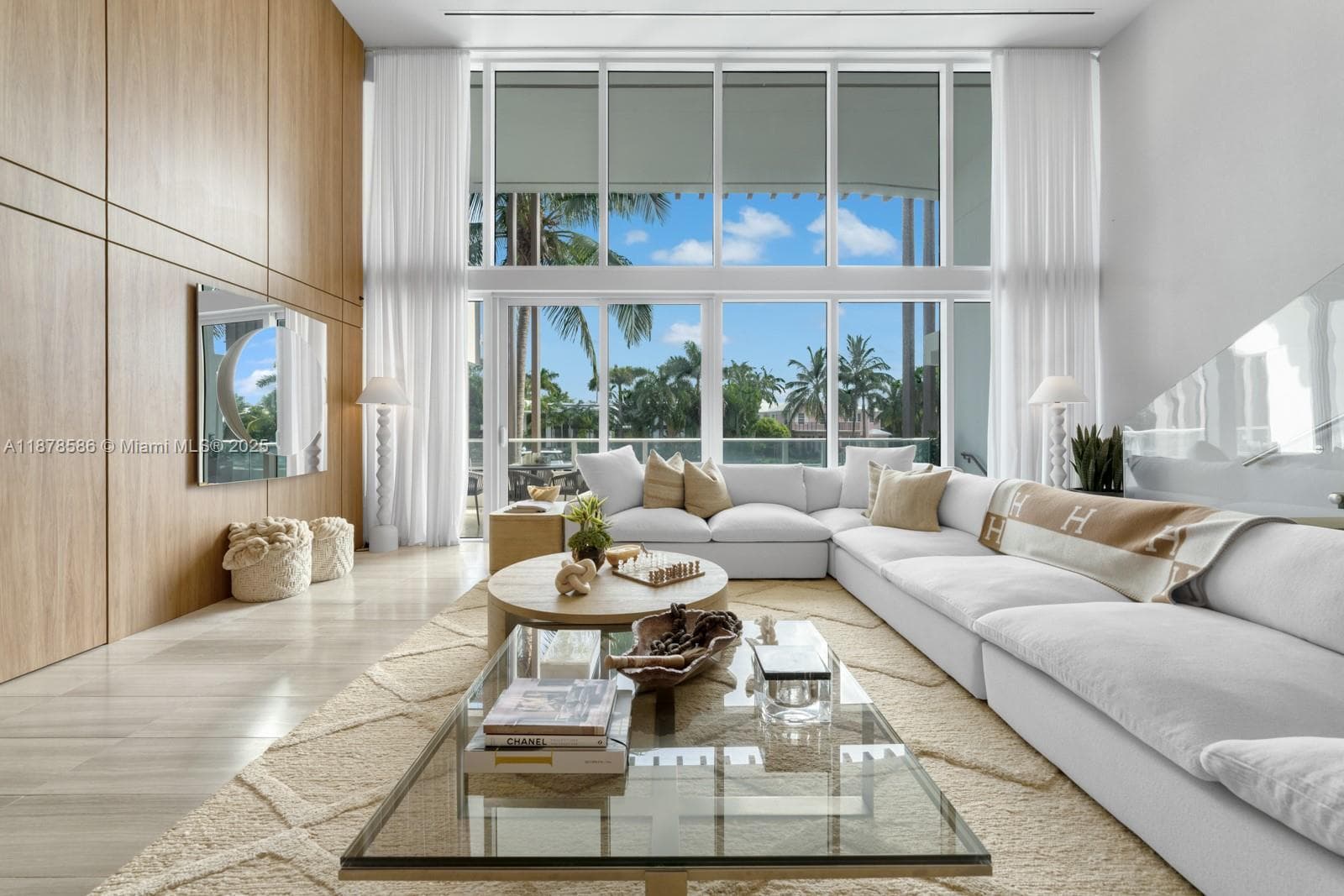 A11878586 — Miami Beach