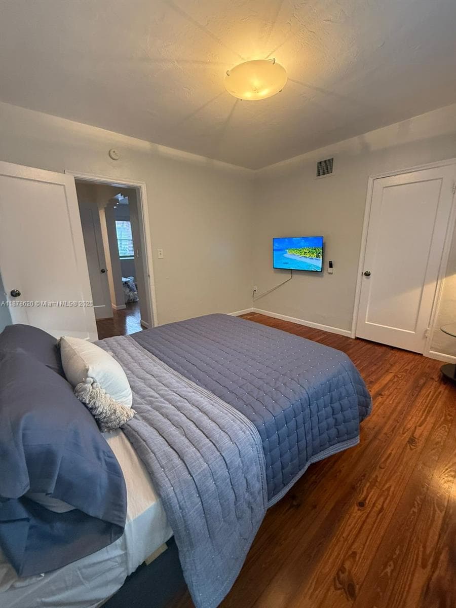 A11878620 — Miami Beach — 66