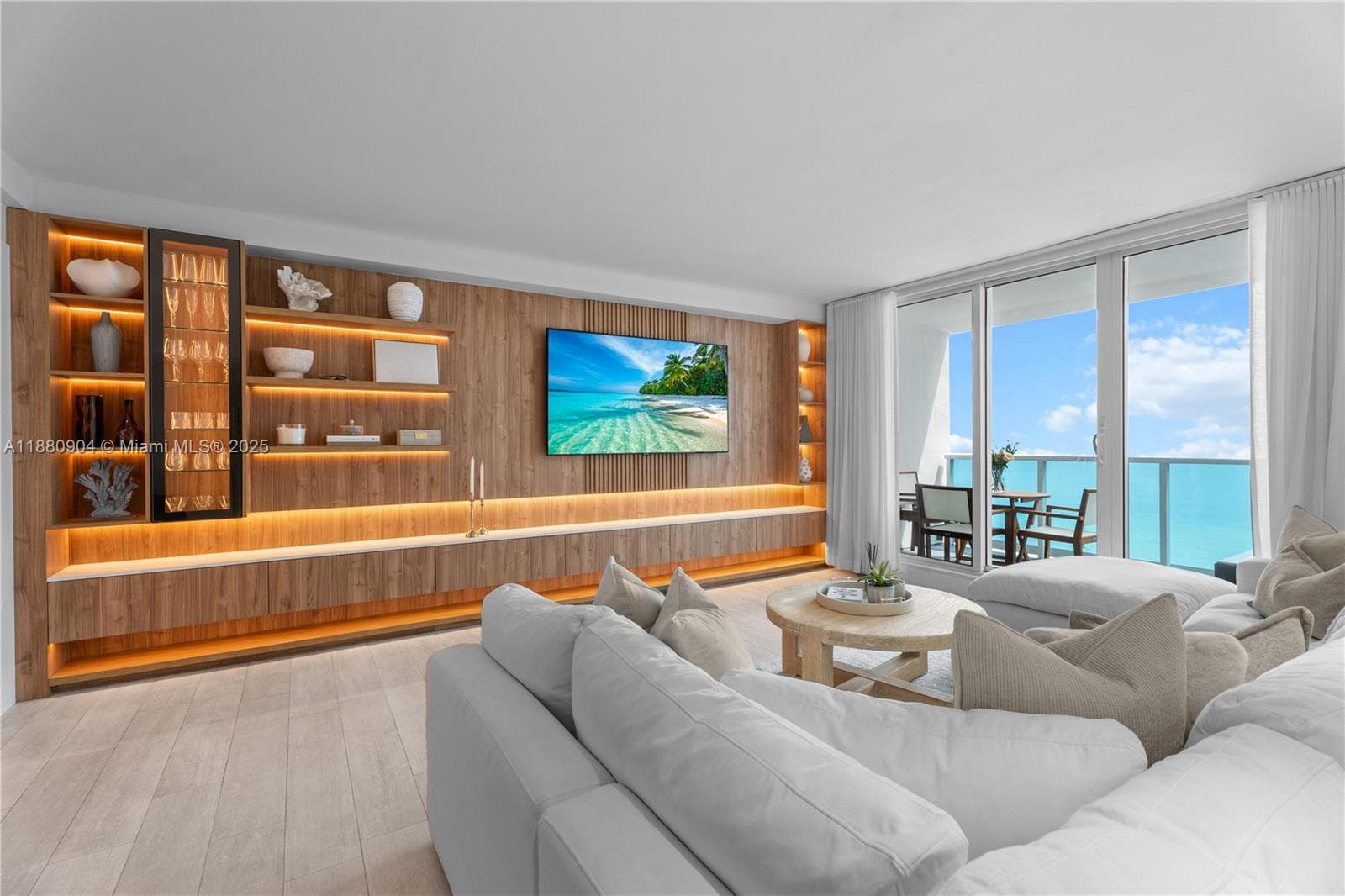 A11880904 — Miami Beach