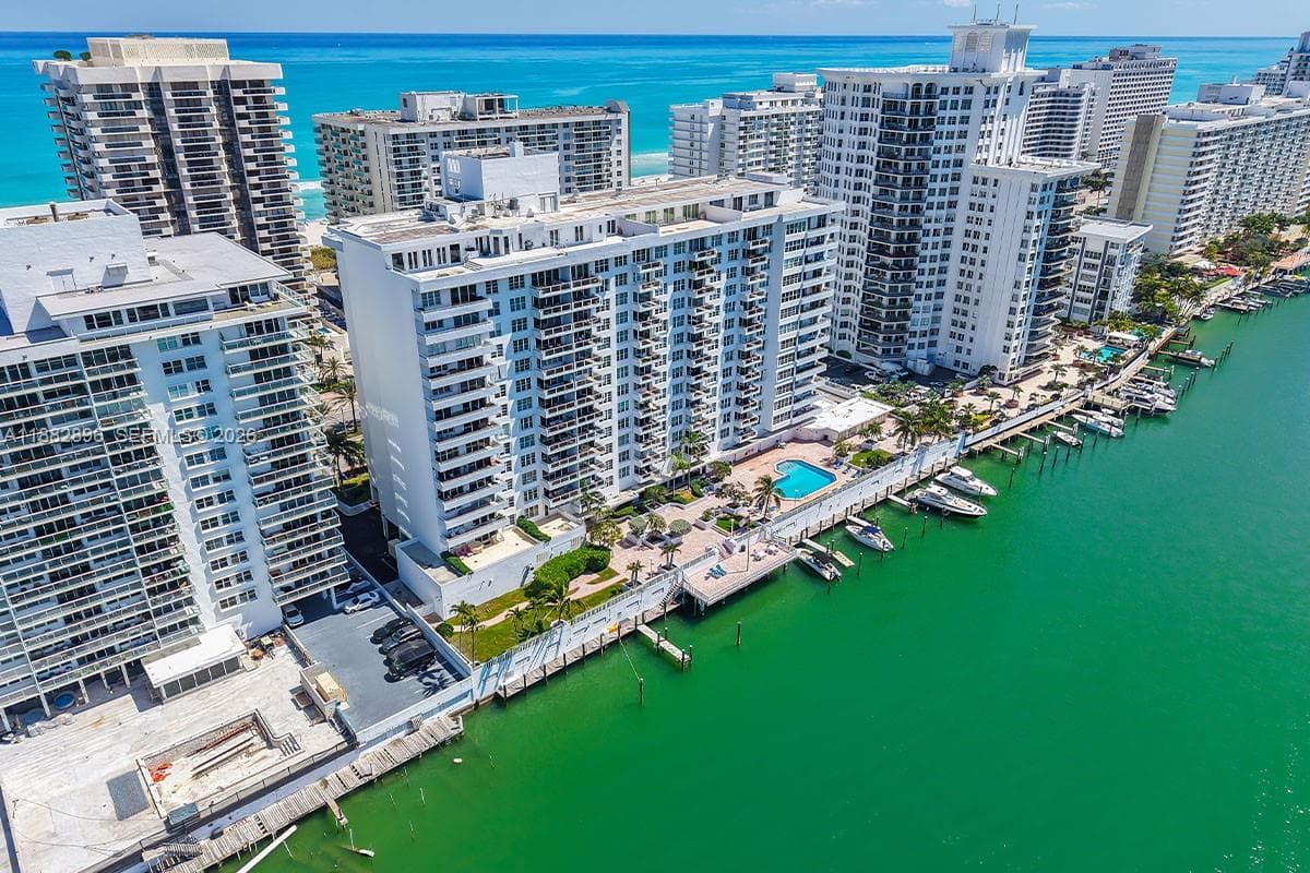 A11882896 — Miami Beach — 21
