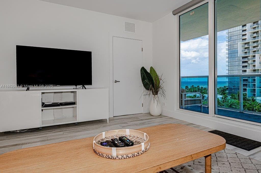 A11882943 — Miami Beach — 13