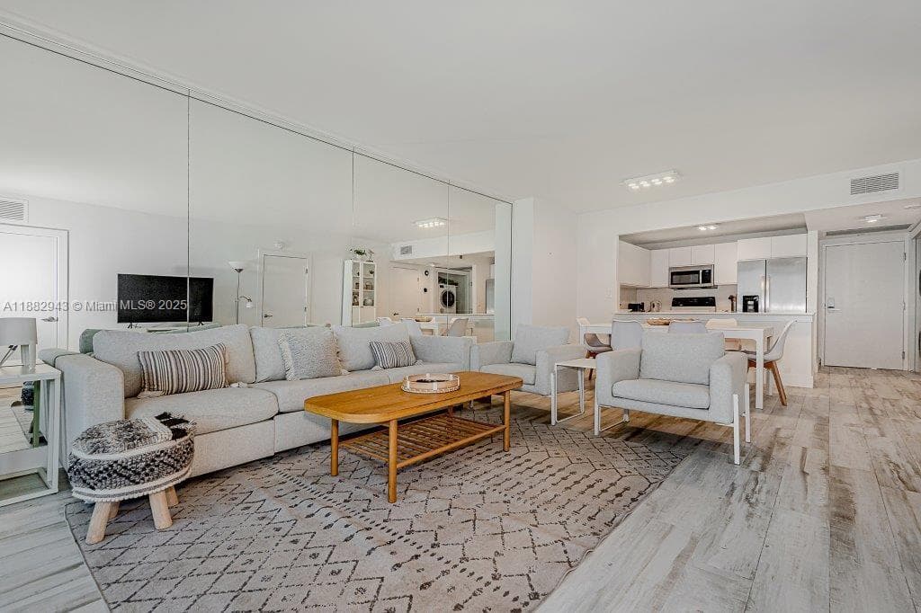 A11882943 — Miami Beach — 16