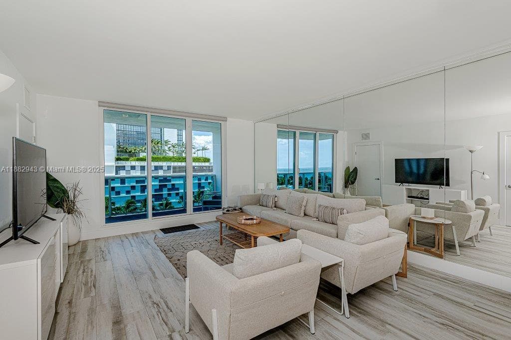A11882943 — Miami Beach — 12