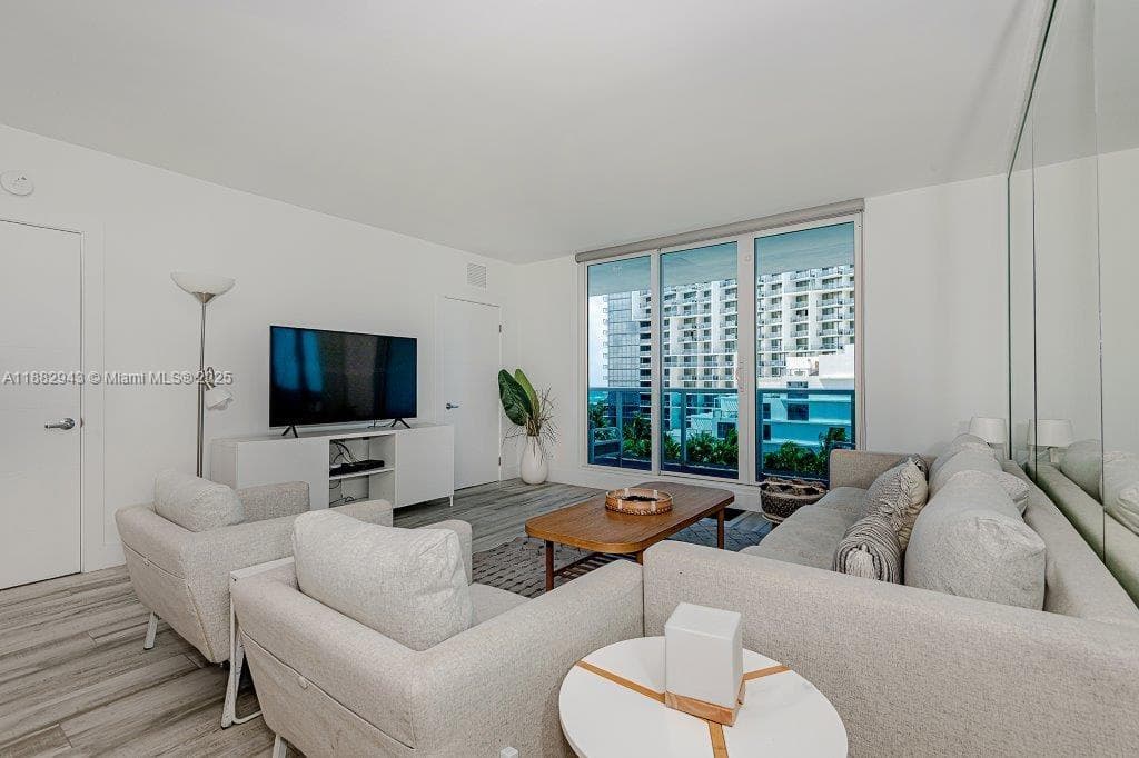 A11882943 — Miami Beach — 10