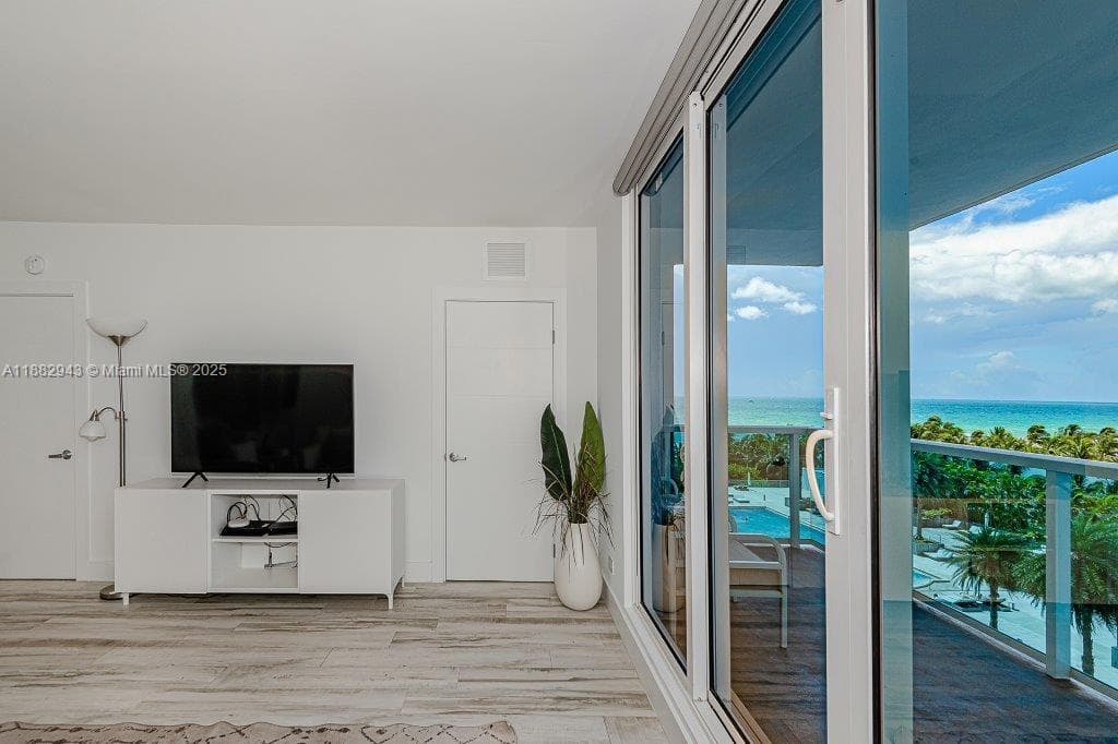 A11882943 — Miami Beach — 14