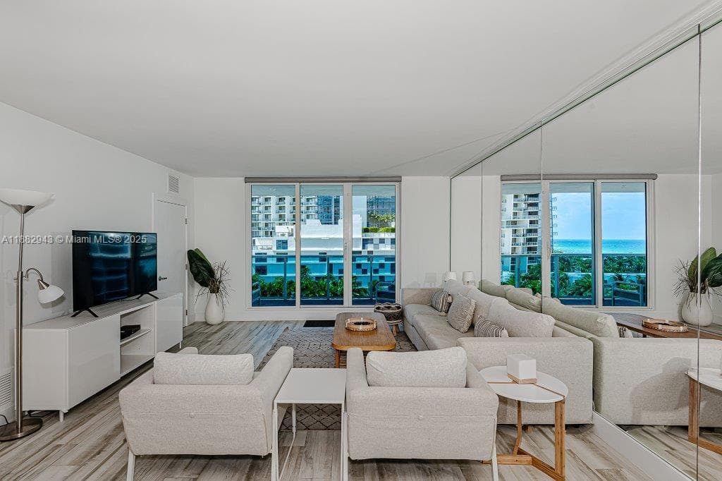 A11882943 — Miami Beach — 11