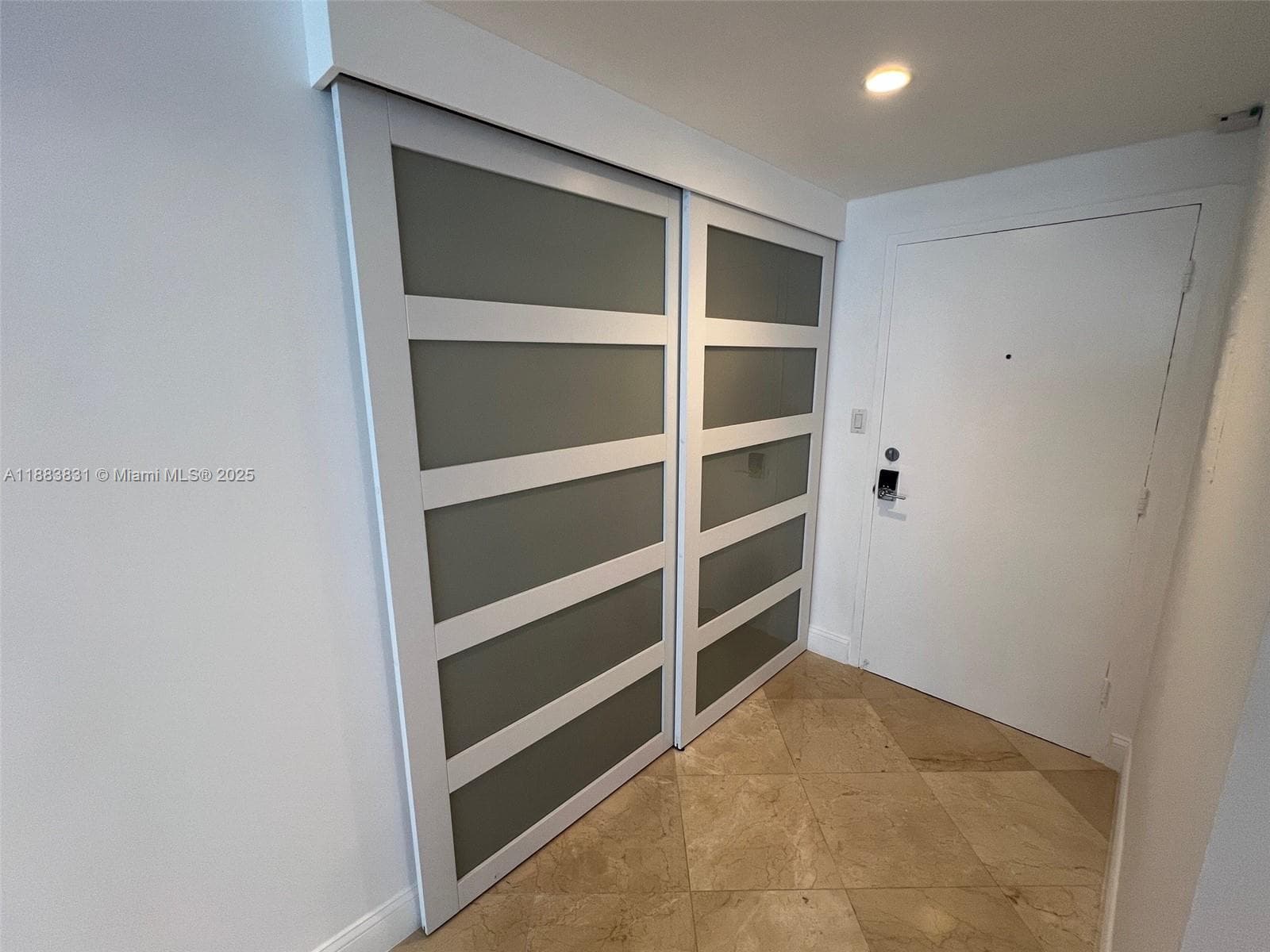 A11883831 — Miami Beach — 33