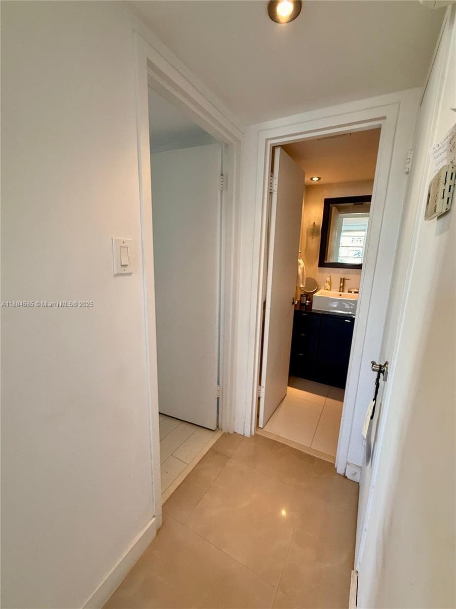 A11884585 — Miami Beach — 13