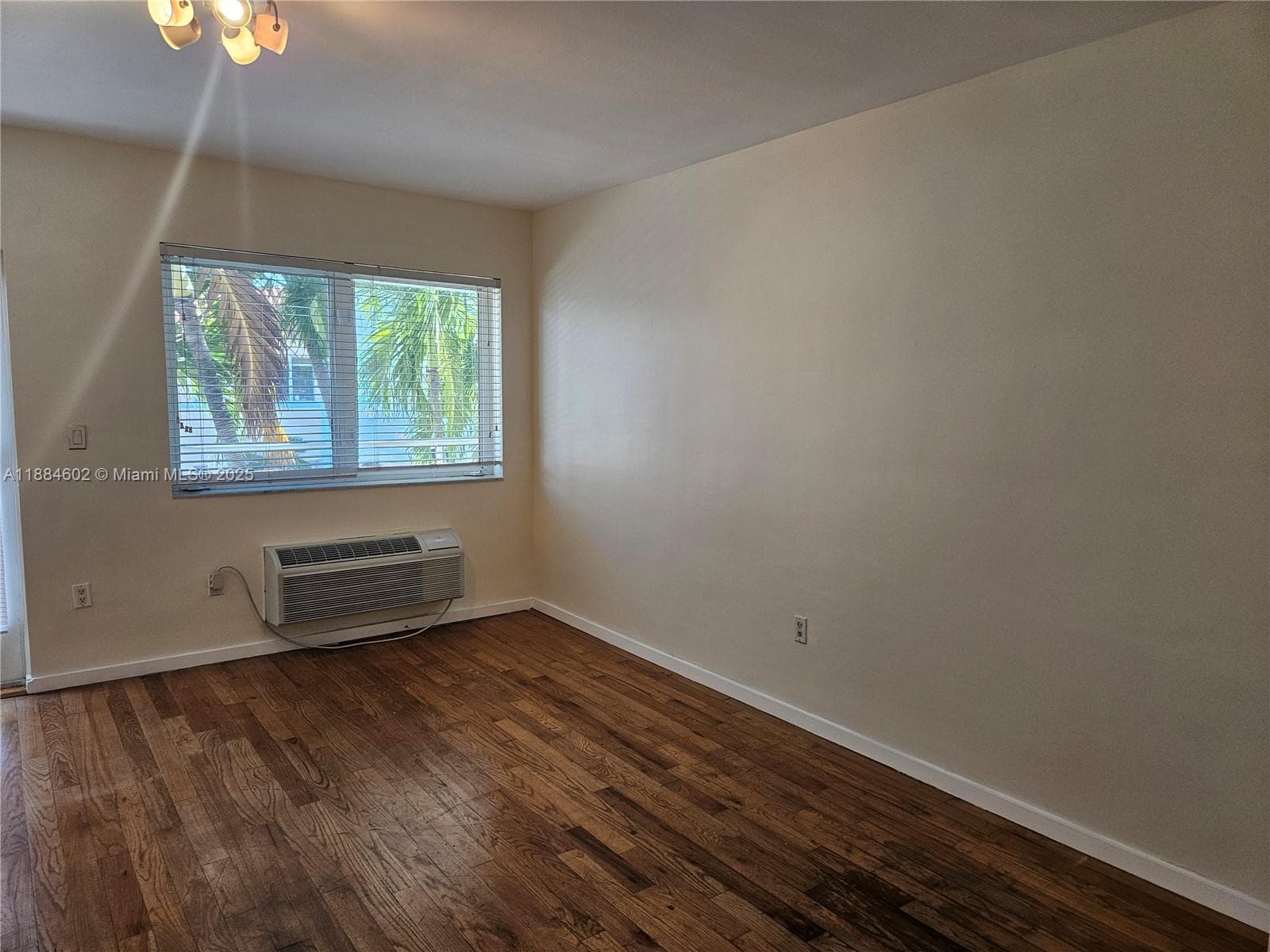 A11884602 — Miami Beach — 10