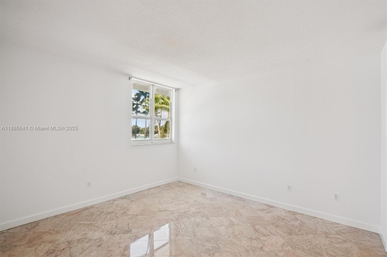A11885641 — Miami Beach — 10