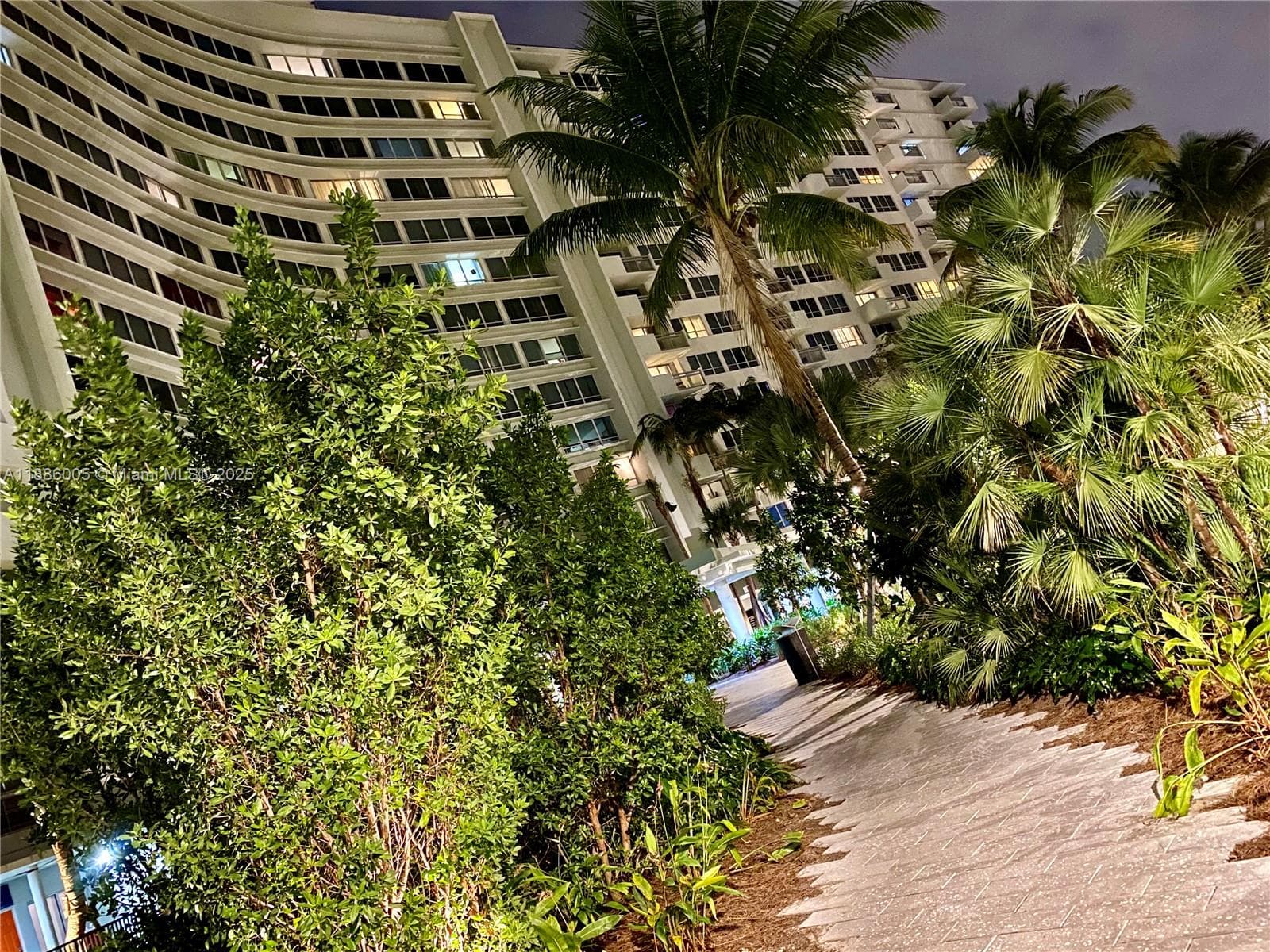 A11886005 — Miami Beach — 43