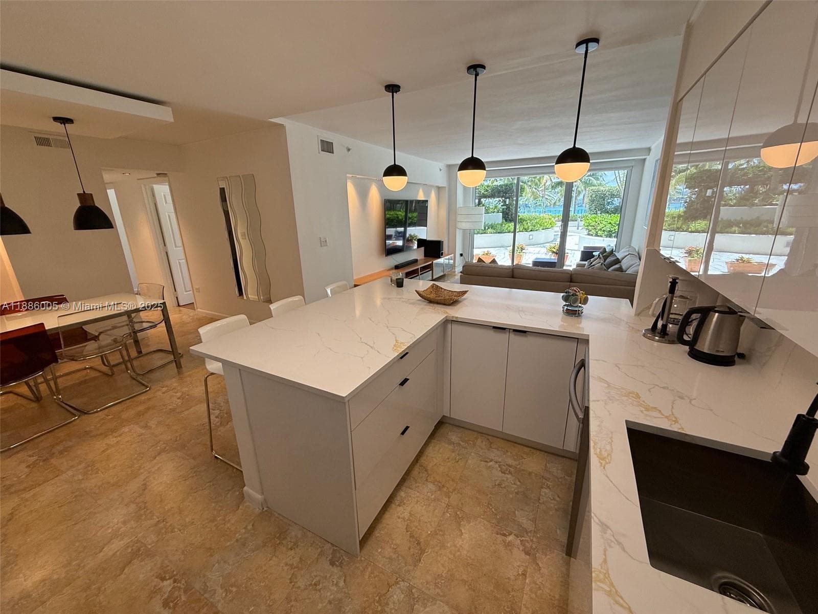 A11886005 — Miami Beach — 10