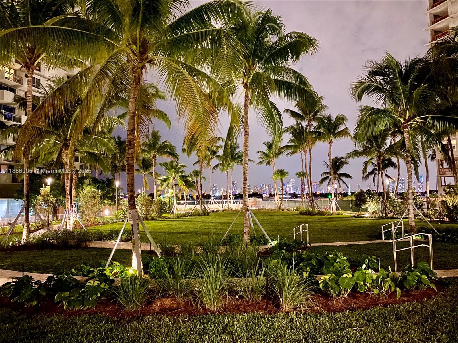 A11886005 — Miami Beach — 44