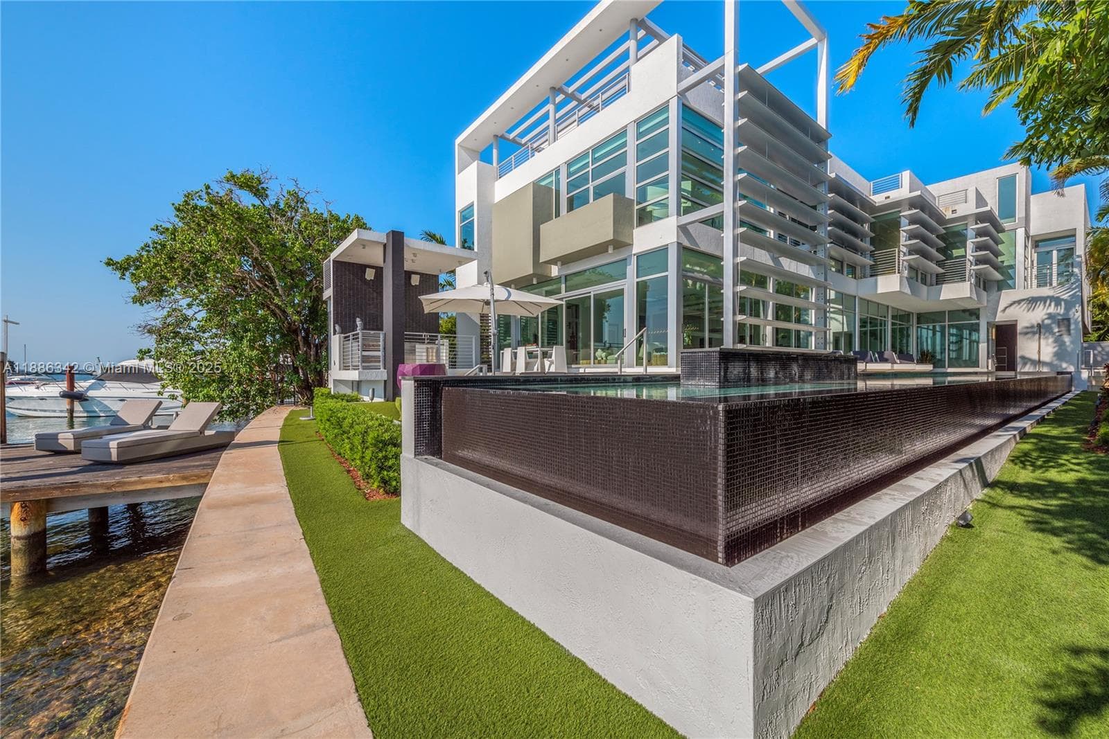 A11886342 — Miami Beach — 17