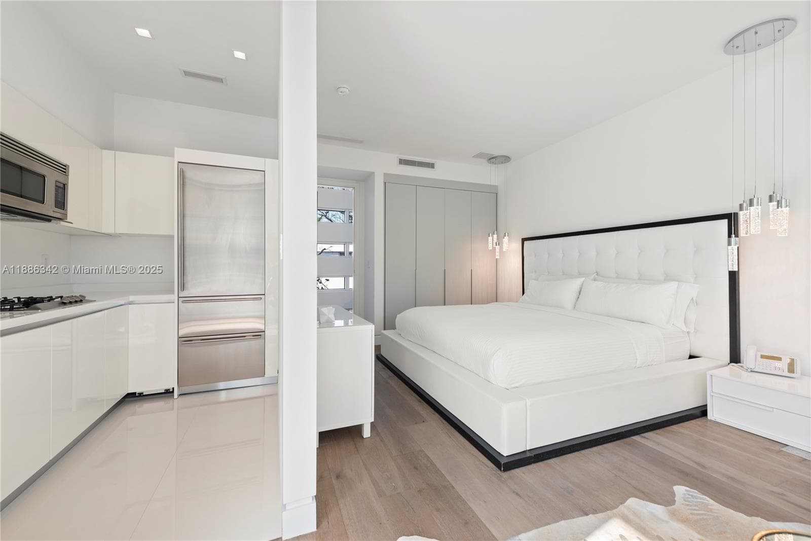 A11886342 — Miami Beach — 43