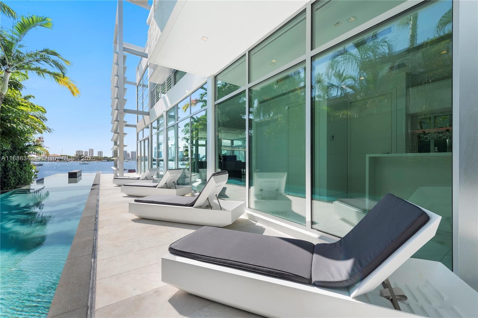A11886342 — Miami Beach — 16