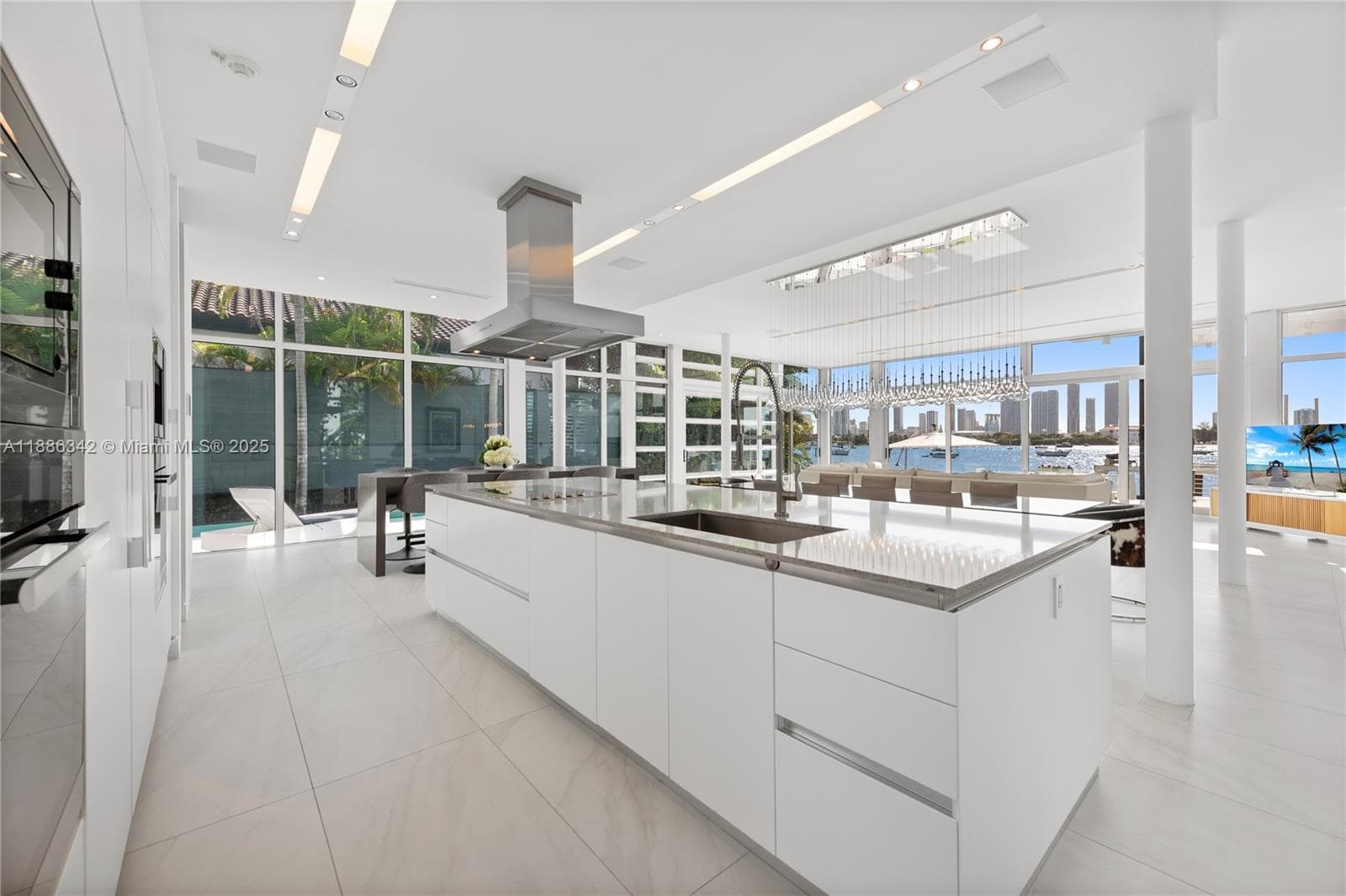 A11886342 — Miami Beach — 12
