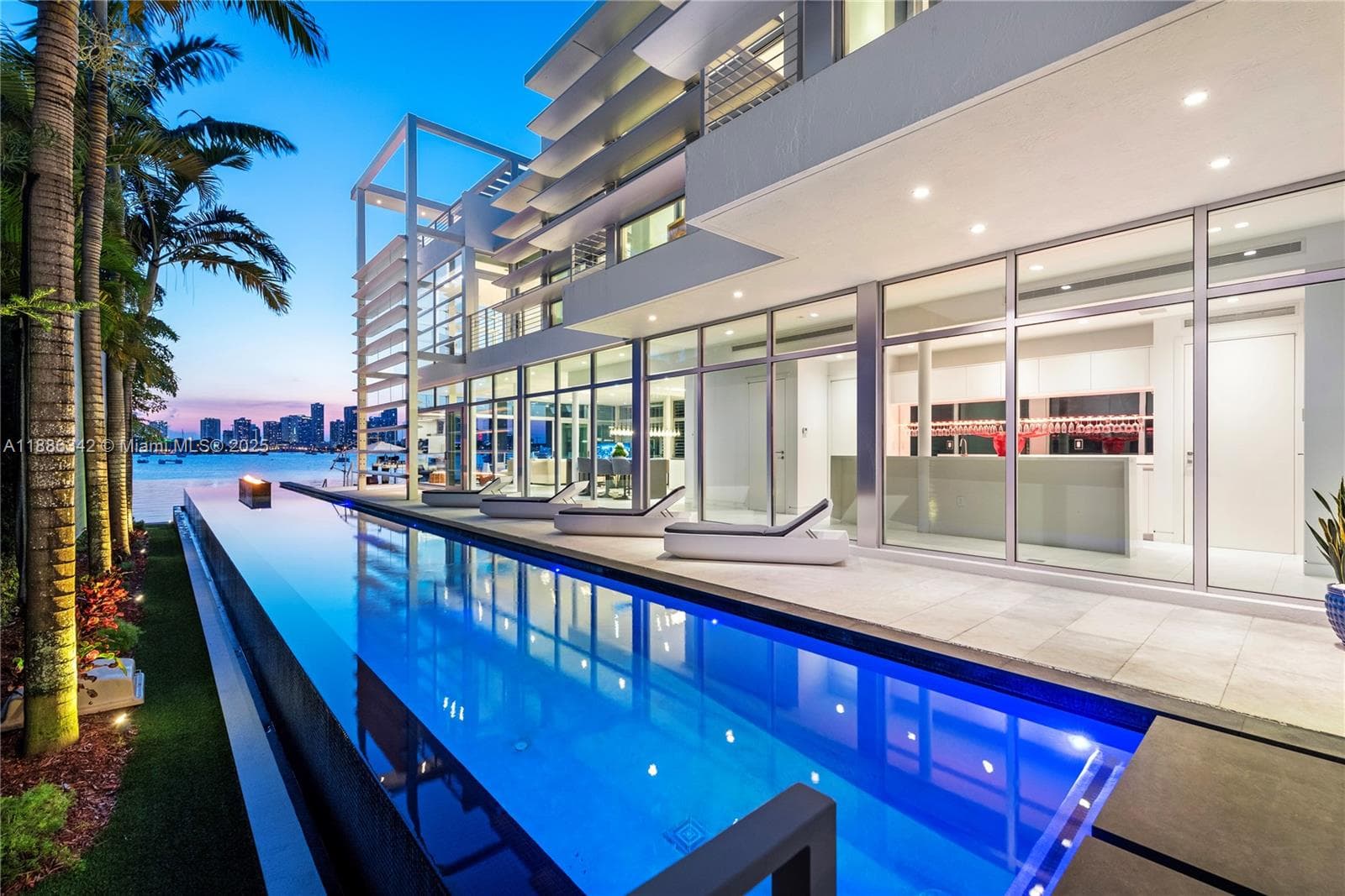 A11886342 — Miami Beach