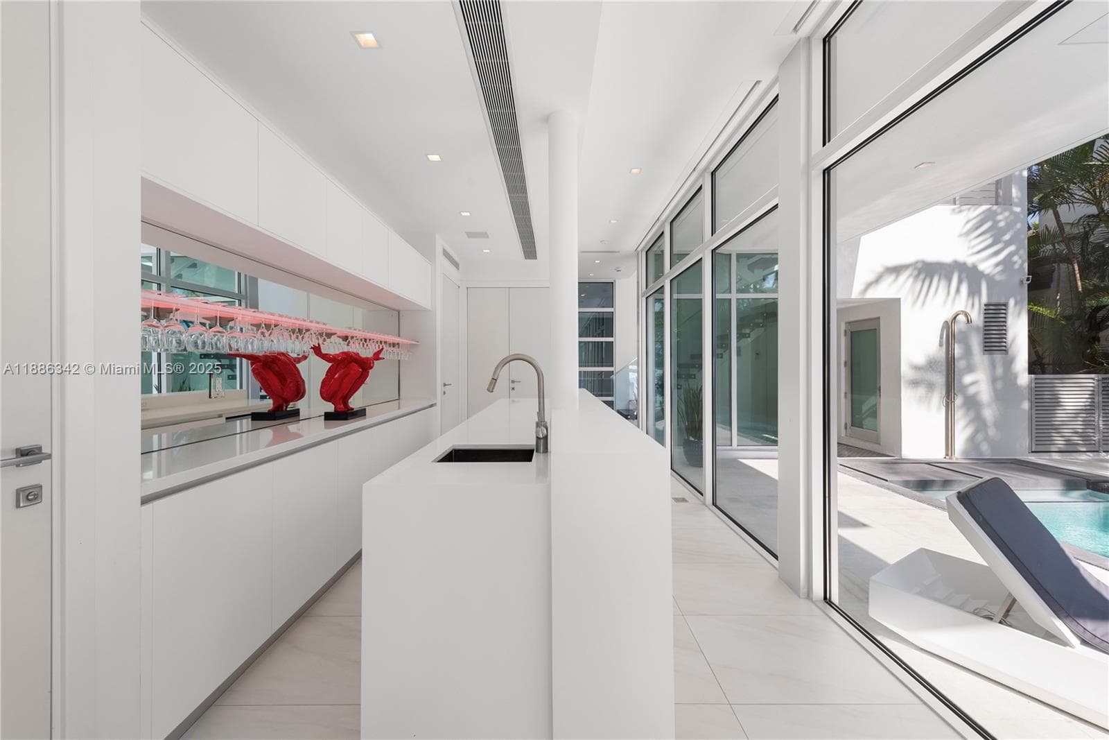 A11886342 — Miami Beach — 9