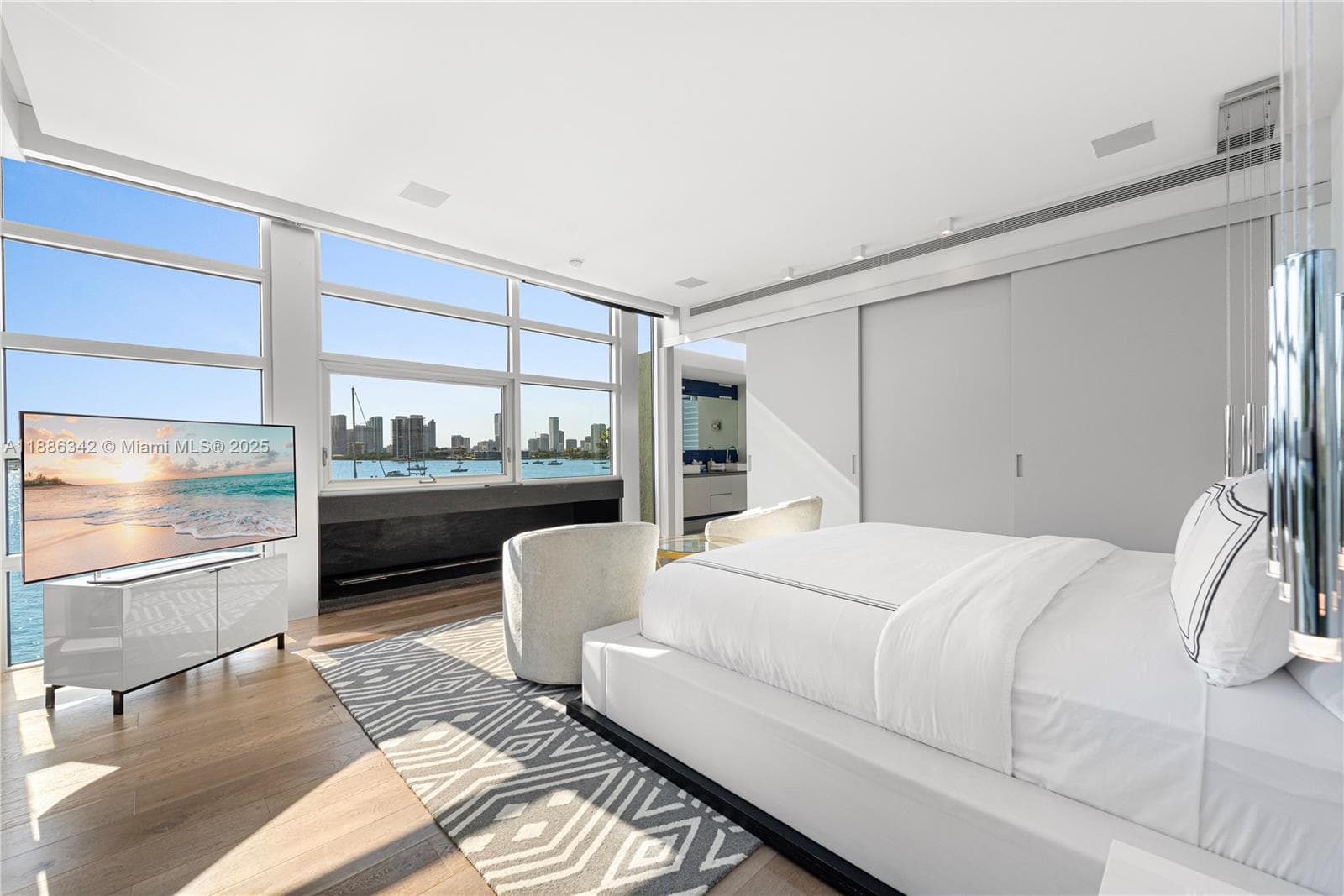 A11886342 — Miami Beach — 34