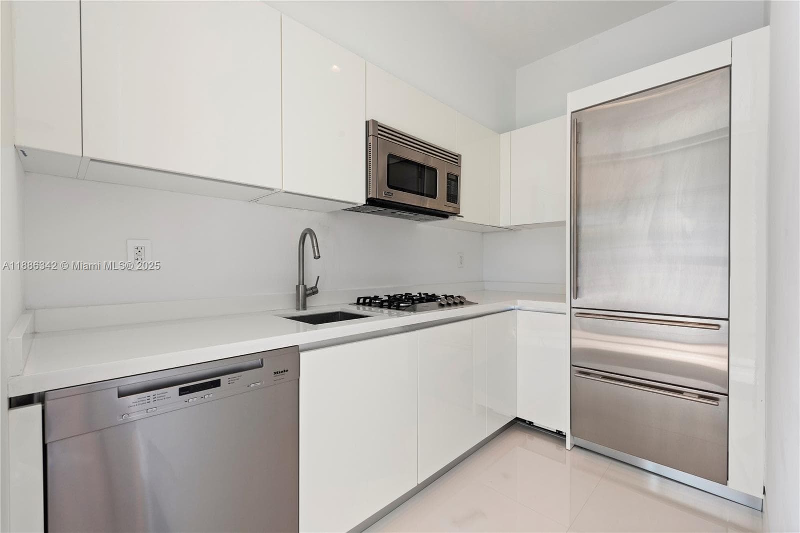 A11886342 — Miami Beach — 44