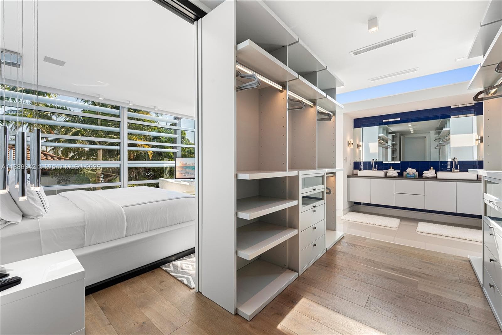 A11886342 — Miami Beach — 35