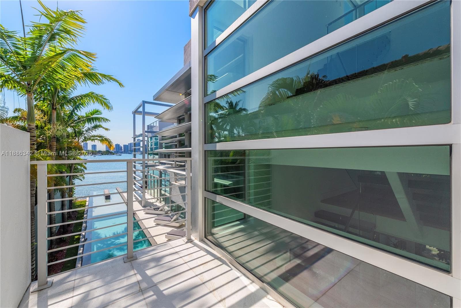 A11886342 — Miami Beach — 31