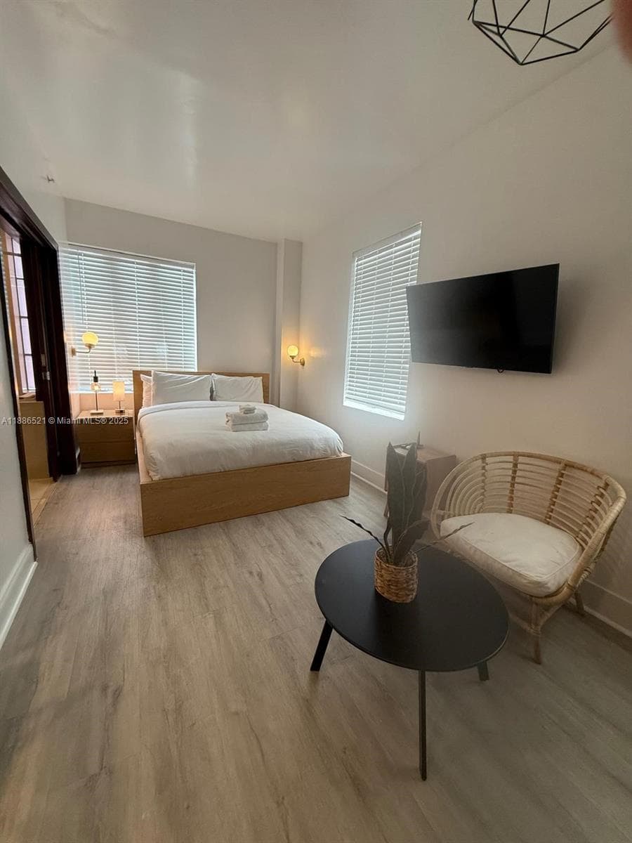 A11886521 — Miami Beach