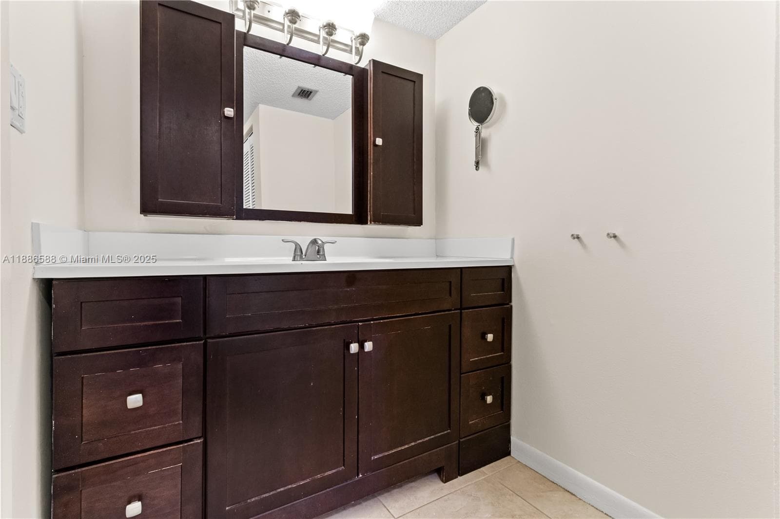 A11886588 — Miami Beach — 10