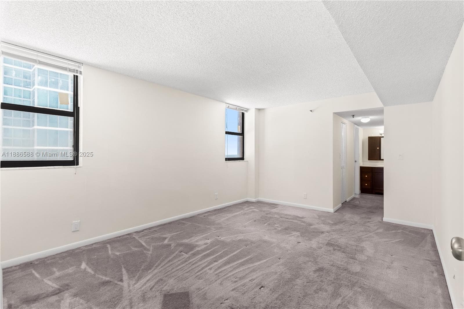 A11886588 — Miami Beach — 8