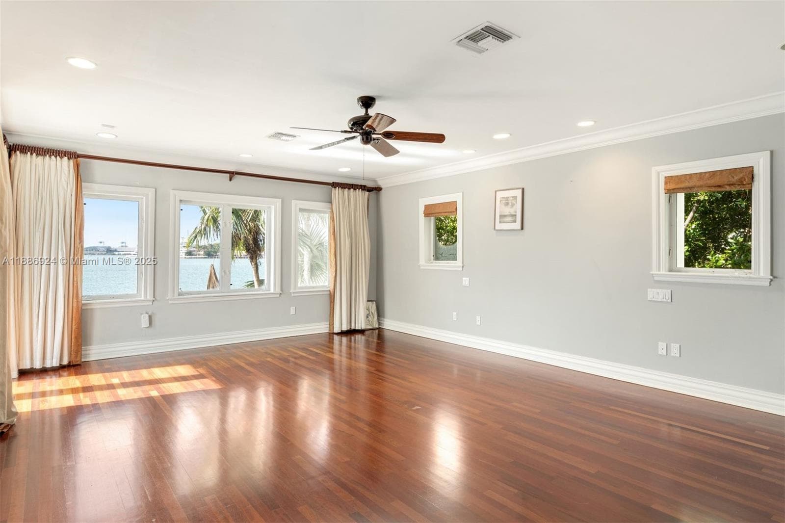 A11886924 — Miami Beach — 17