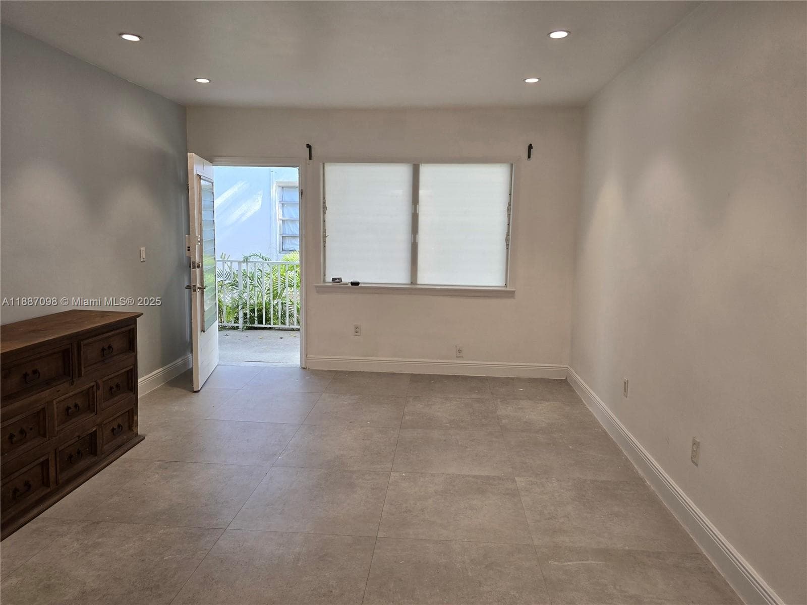 A11887098 — Miami Beach — 3