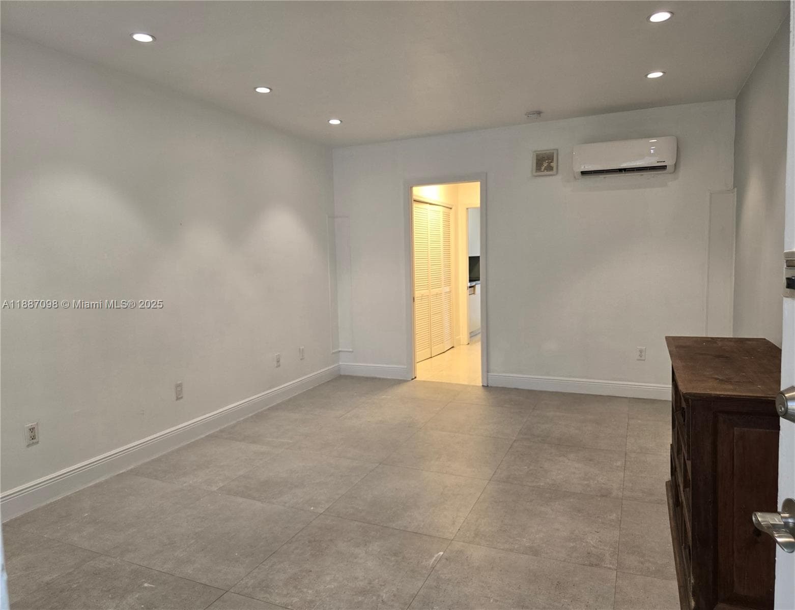 A11887098 — Miami Beach — 4