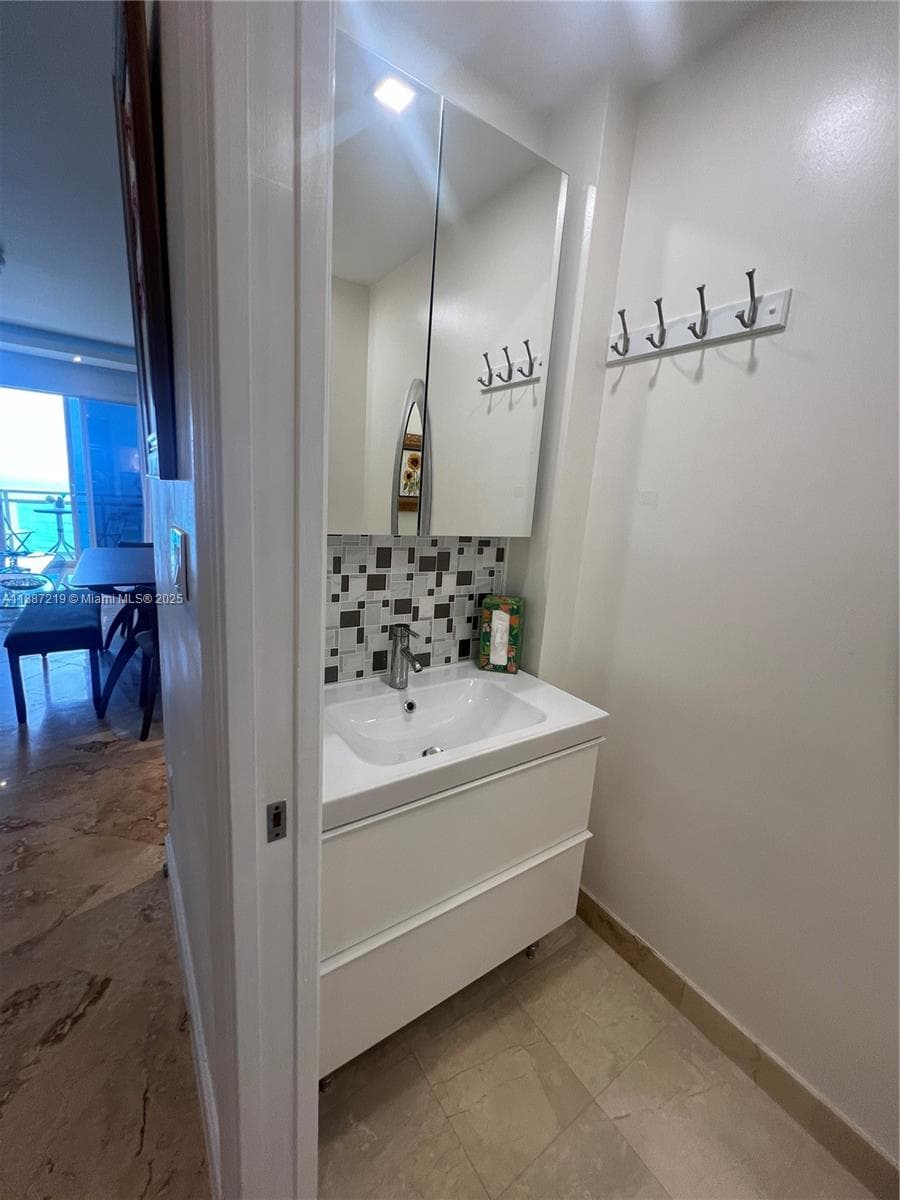 A11887219 — Miami Beach — 16