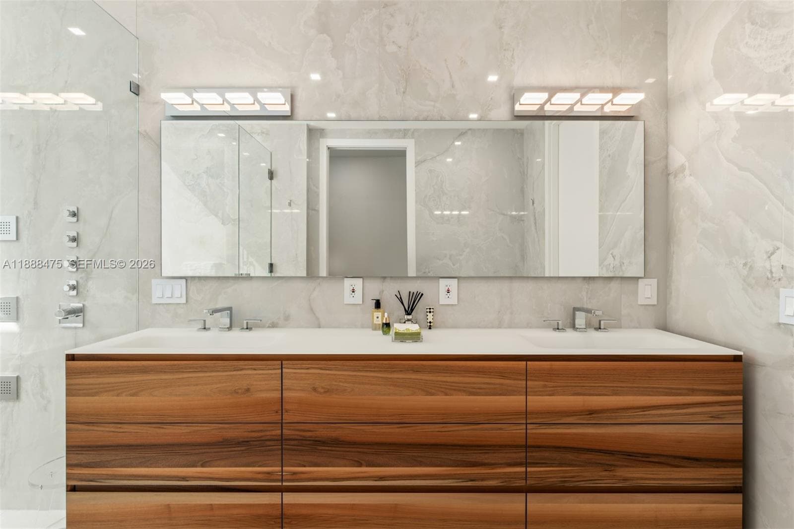 A11888475 — Miami Beach — 26