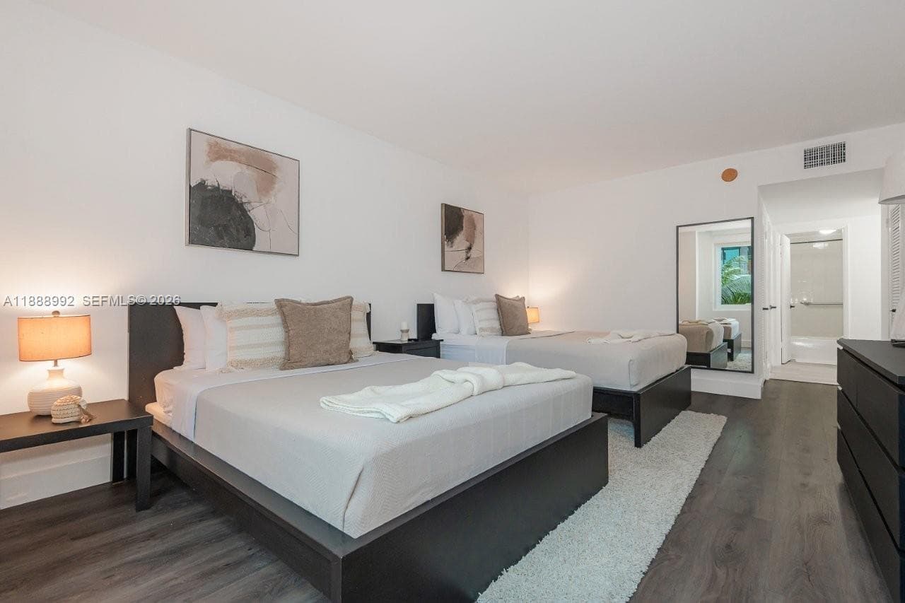 A11888992 — Miami Beach — 23