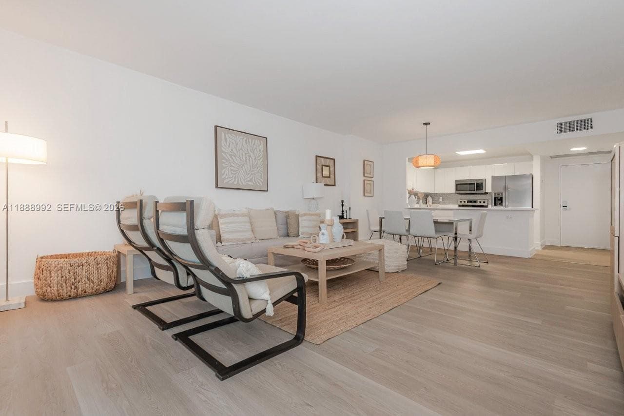 A11888992 — Miami Beach — 6
