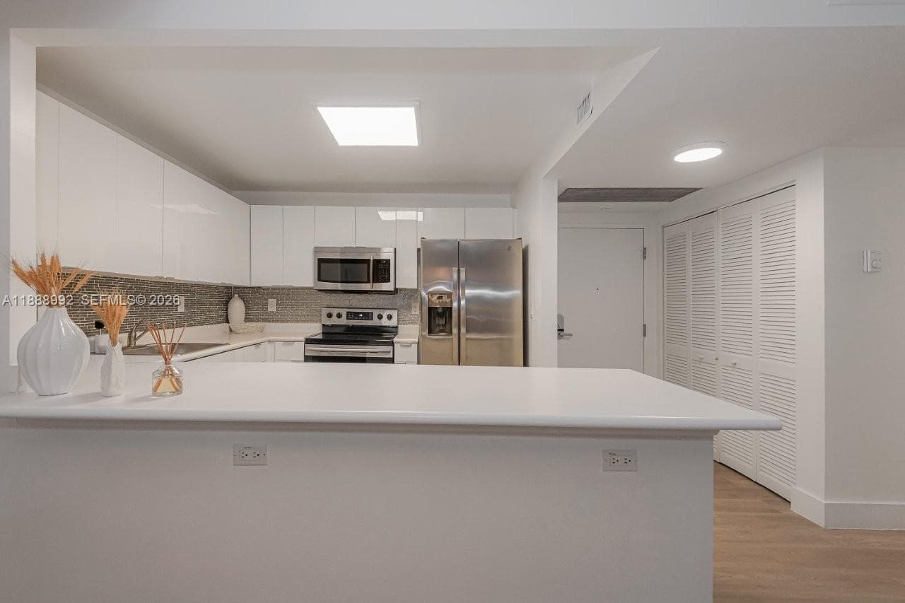 A11888992 — Miami Beach — 13